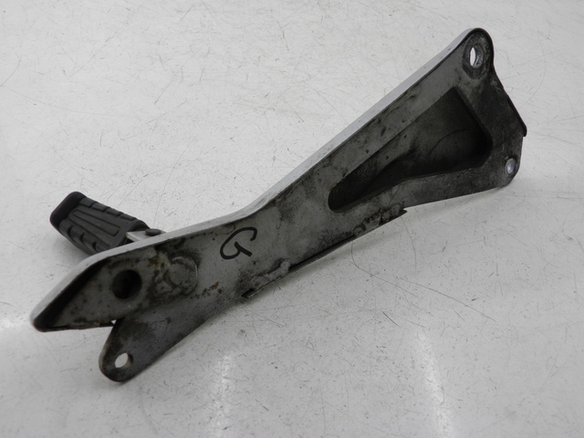 photo de PLATINE CALE PIED ARRIERE GAUCHE YAMAHA YBR CUSTOM 125 (2008 - 2010)