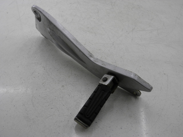 photo de PLATINE CALE PIED ARRIERE GAUCHE YAMAHA YBR CUSTOM 125 (2008 - 2010)