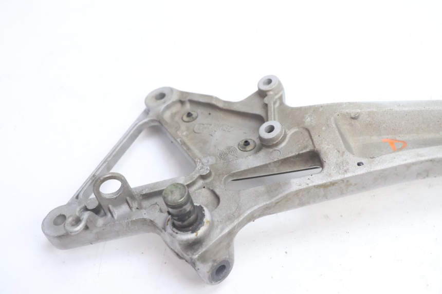 photo de PLATINE CALE PIED AVANT DROIT HONDA CB F HORNET 600 (2005 - 2006) - Vue d’ensemble