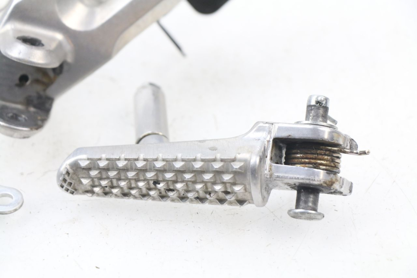 photo de PLATINE CALE PIED AVANT DROIT HONDA CBR RR FIREBLADE 1000 (2006 - 2007) - Vue d’ensemble