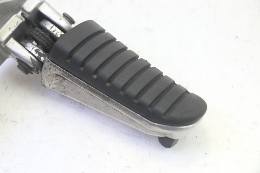 photo de PLATINE CALE PIED AVANT DROIT SUZUKI DL V STROM 1000 (2002 - 2007) - Zoom état d’usage