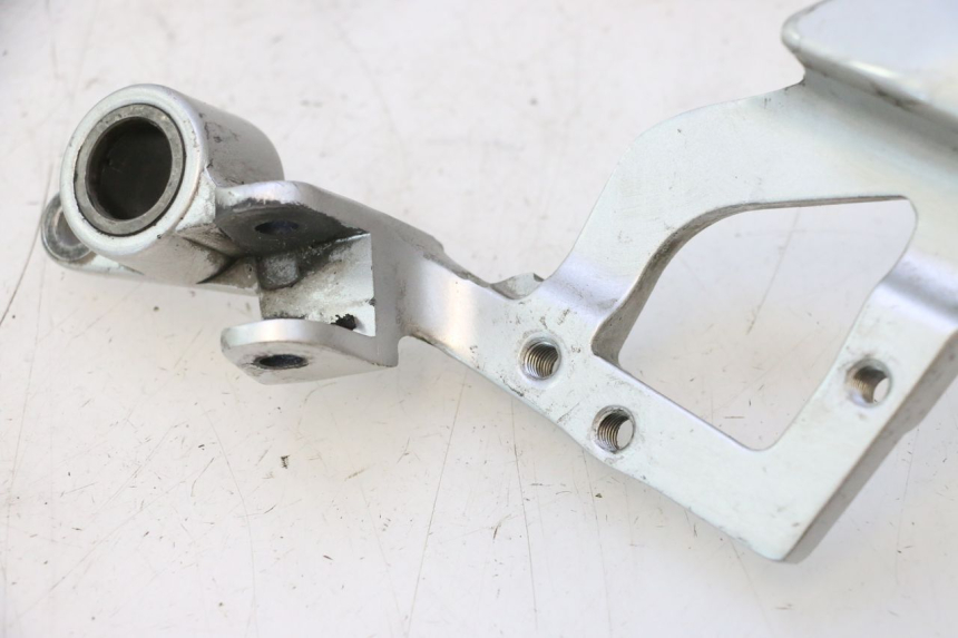 photo de PLATINE CALE PIED AVANT DROIT YAMAHA FJR 1300 (2001 - 2005) - Détail de la pièce