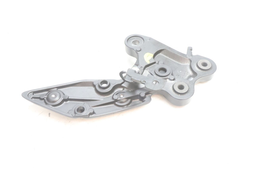 photo de PLATINE CALE PIED AVANT DROIT YAMAHA FZ8 800 (2010 - 2016) - Points de fixation