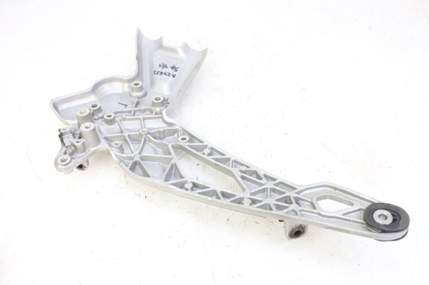 photo de PLATINE CALE PIED AVANT DROIT BMW G310 R 310 (2016 - 2020)