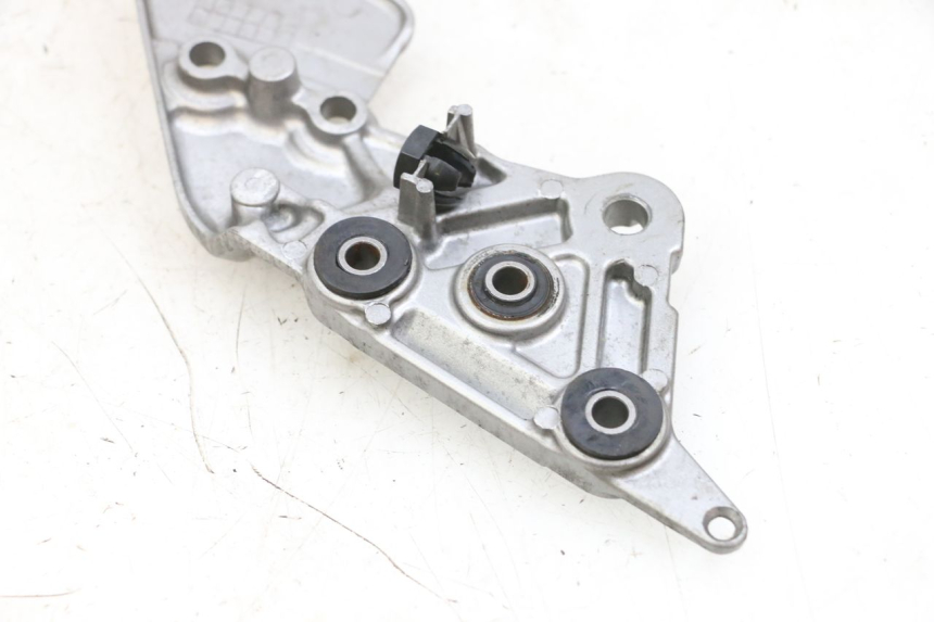 photo de PLATINE CALE PIED AVANT DROIT SUZUKI GSF N BANDIT 600 (1996 - 1999) - Autre angle de vue