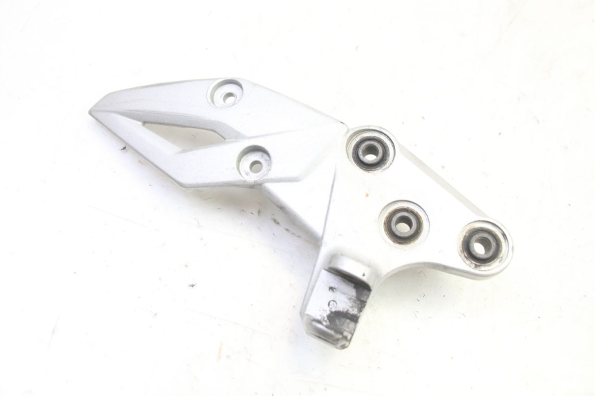 photo de PLATINE CALE PIED AVANT DROIT SUZUKI GSR 750 (2011 - 2017)