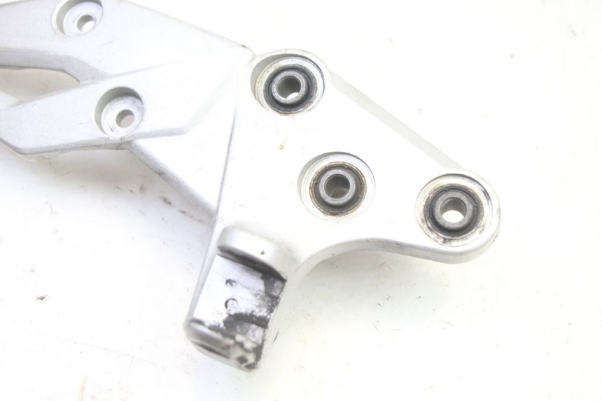photo de PLATINE CALE PIED AVANT DROIT SUZUKI GSR 750 (2011 - 2017)