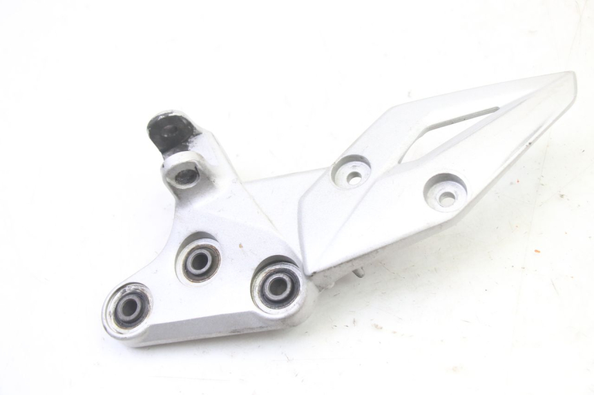 photo de PLATINE CALE PIED AVANT DROIT SUZUKI GSR 750 (2011 - 2017)