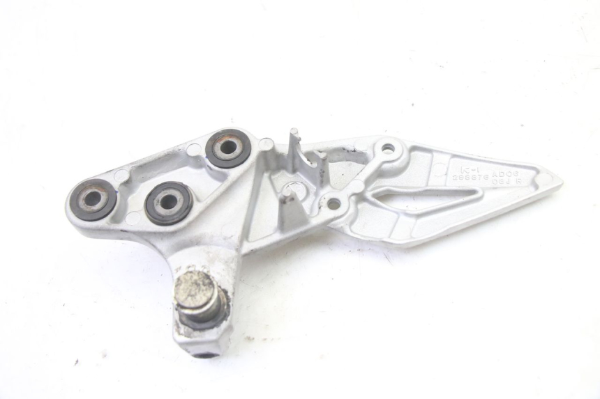 photo de PLATINE CALE PIED AVANT DROIT SUZUKI GSR 750 (2011 - 2017)