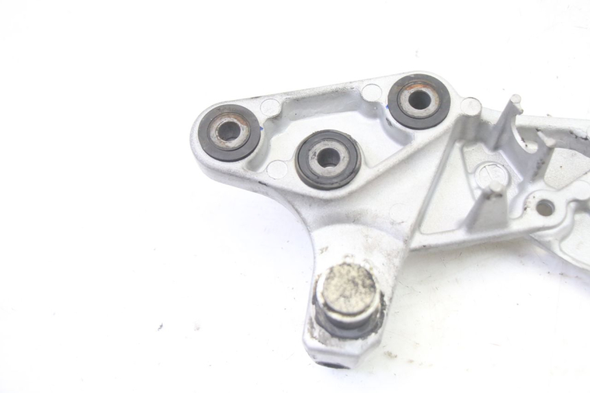 photo de PLATINE CALE PIED AVANT DROIT SUZUKI GSR 750 (2011 - 2017)