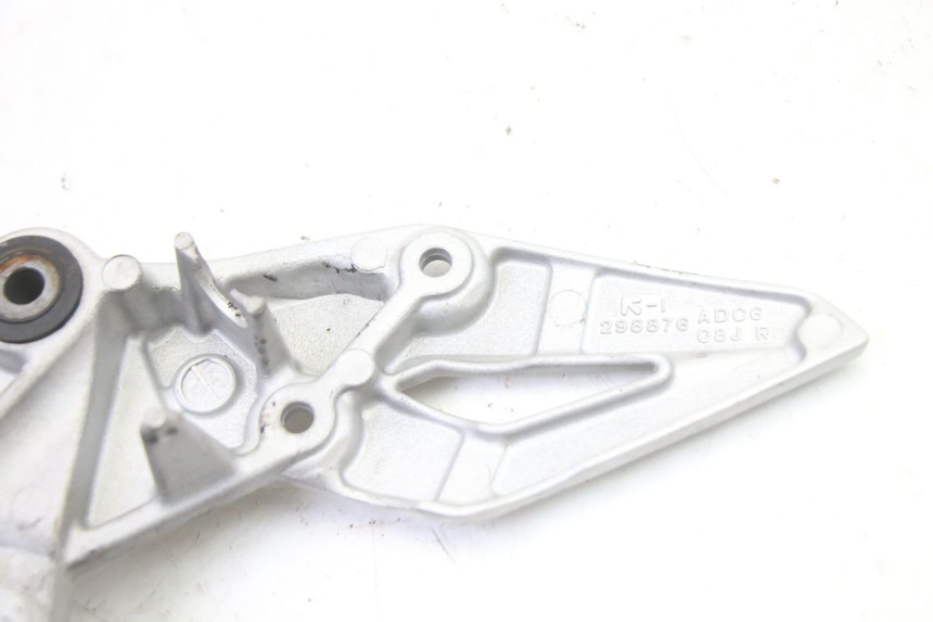 photo de PLATINE CALE PIED AVANT DROIT SUZUKI GSR 750 (2011 - 2017)