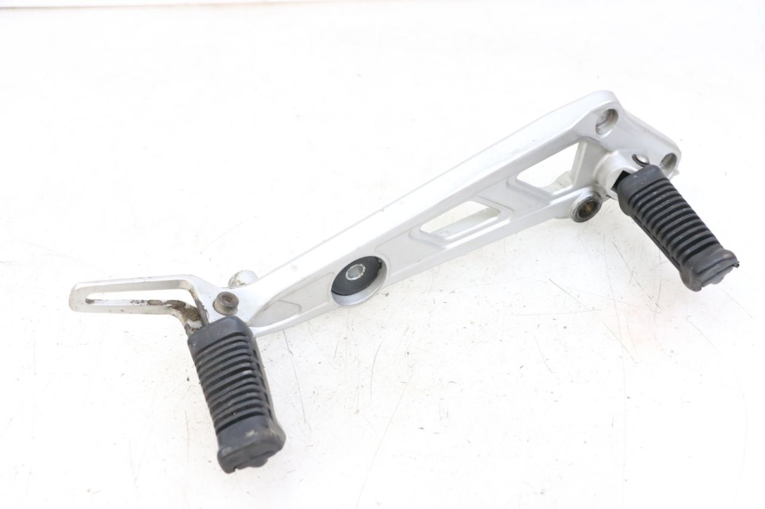 photo de PLATINE CALE PIED AVANT DROIT HYOSUNG GF 125 (2001 - 2005)