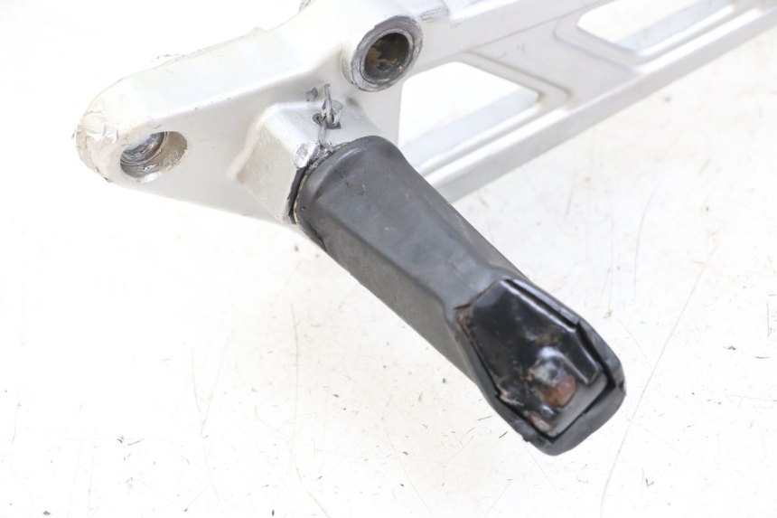 photo de PLATINE CALE PIED AVANT DROIT HYOSUNG GF 125 (2001 - 2005)