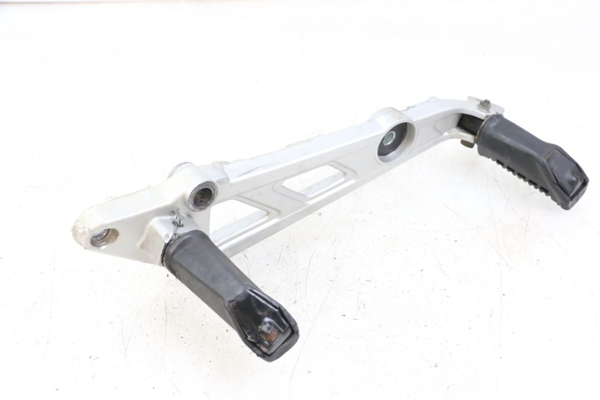 photo de PLATINE CALE PIED AVANT DROIT HYOSUNG GF 125 (2001 - 2005)