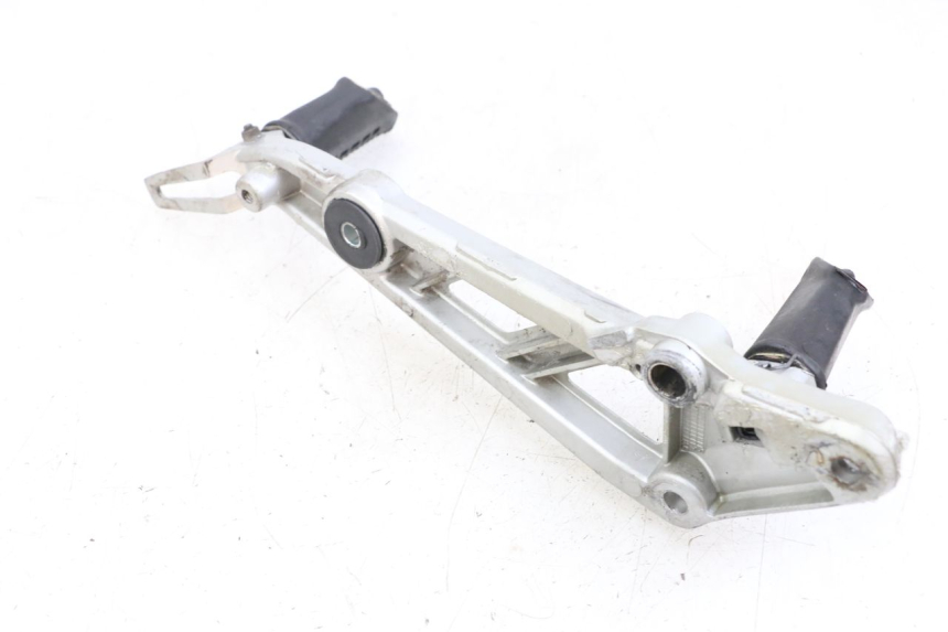 photo de PLATINE CALE PIED AVANT DROIT HYOSUNG GF 125 (2001 - 2005)