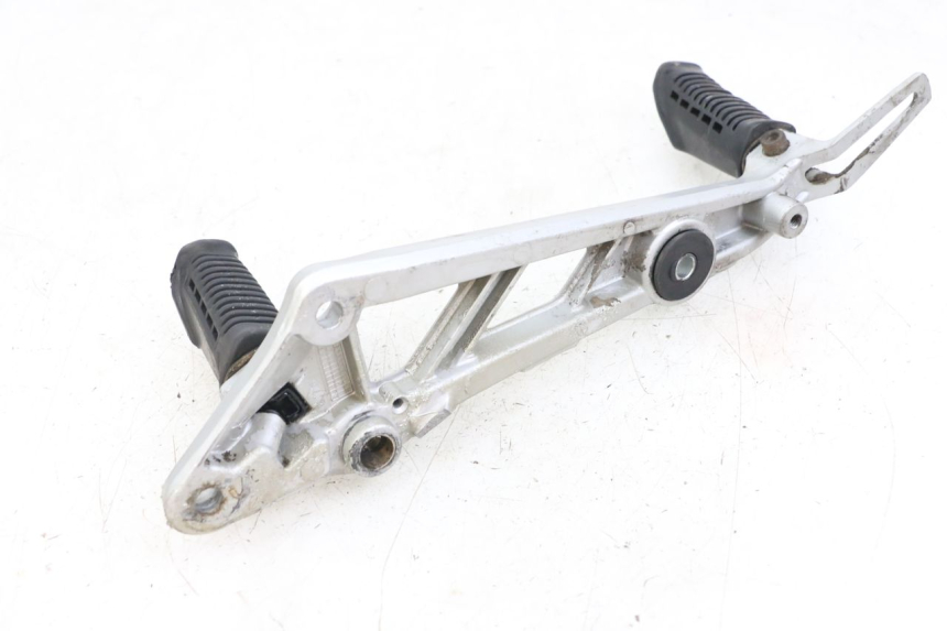 photo de PLATINE CALE PIED AVANT DROIT HYOSUNG GF 125 (2001 - 2005)