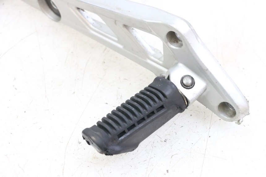 photo de PLATINE CALE PIED AVANT DROIT HYOSUNG GF 125 (2001 - 2005)