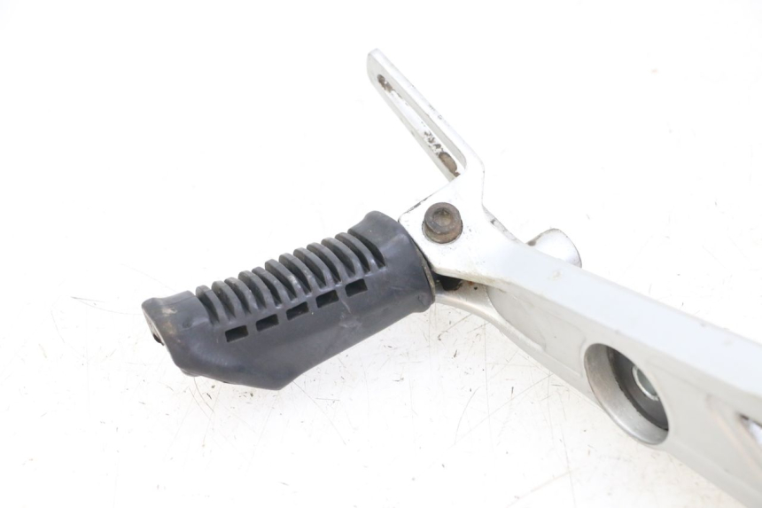 photo de PLATINE CALE PIED AVANT DROIT HYOSUNG GF 125 (2001 - 2005)