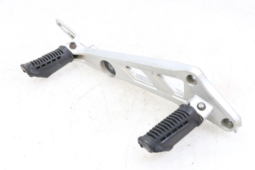 photo de PLATINE CALE PIED AVANT DROIT HYOSUNG GF 125 (2001 - 2005)