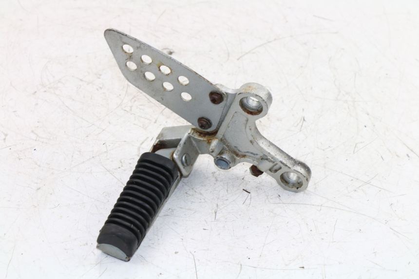 photo de PLATINE CALE PIED AVANT DROIT KINROAD XT125-19 ROAD KING 125 (2010 - 2012)