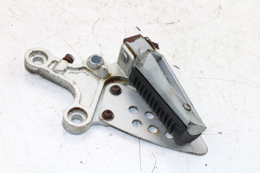 photo de PLATINE CALE PIED AVANT DROIT KINROAD XT125-19 ROAD KING 125 (2010 - 2012)