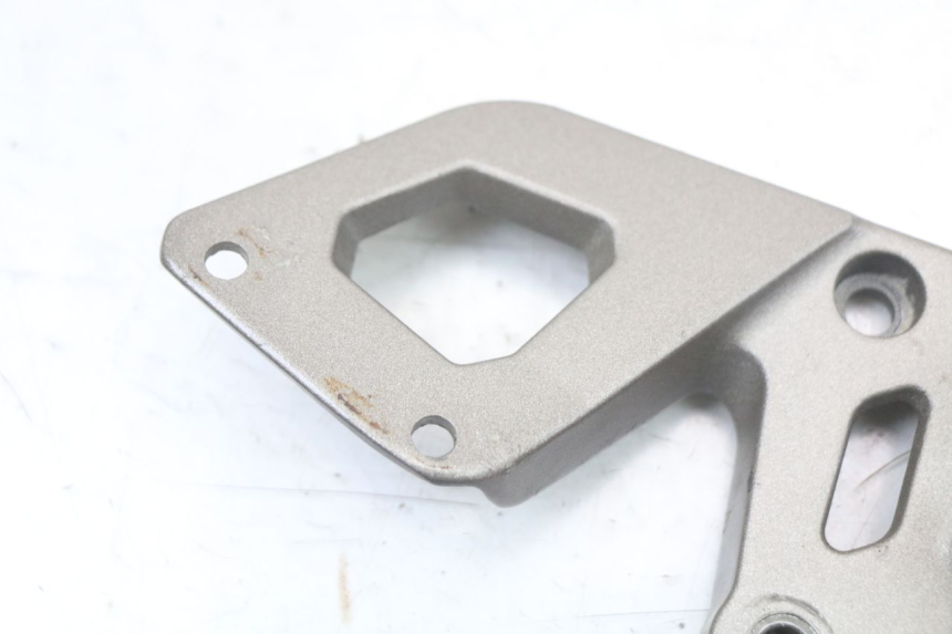 photo de PLATINE CALE PIED AVANT DROIT MASAI SCRAMBLER SPORT 125 (2021 - 2025)