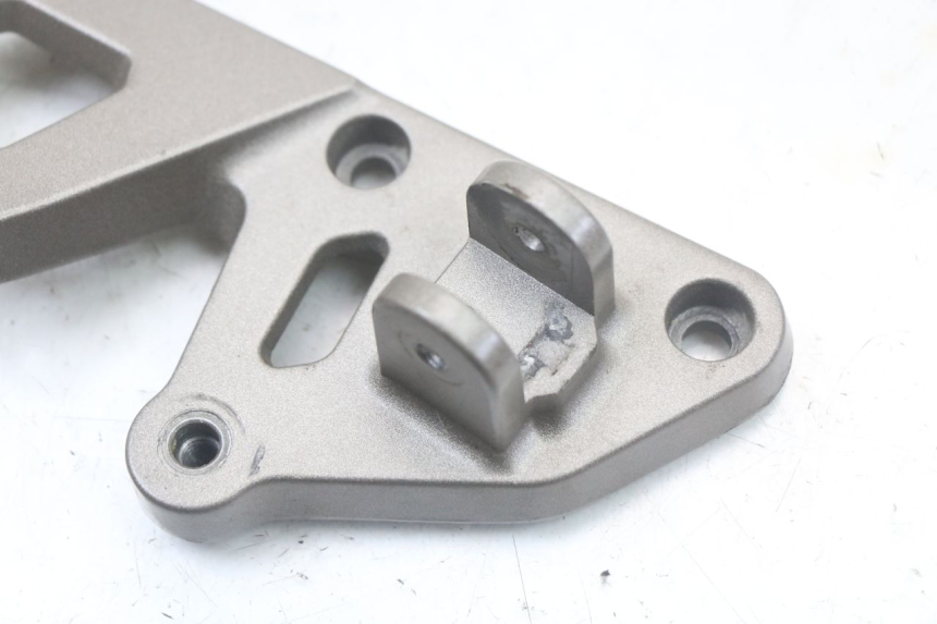 photo de PLATINE CALE PIED AVANT DROIT MASAI SCRAMBLER SPORT 125 (2021 - 2025)