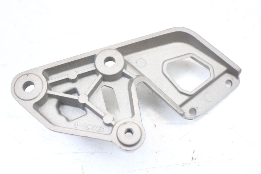 photo de PLATINE CALE PIED AVANT DROIT MASAI SCRAMBLER SPORT 125 (2021 - 2025)