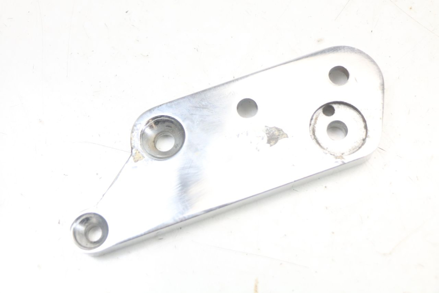 photo de PLATINE CALE PIED AVANT DROIT REGAL RAPTOR SPYDER 125 (2010 - 2018)
