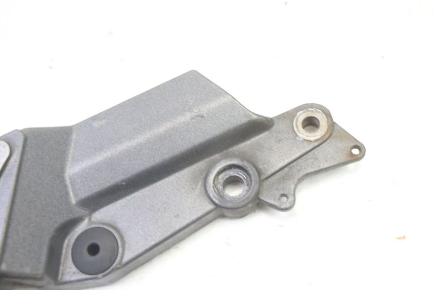 photo de PLATINE CALE PIED AVANT DROIT TRIUMPH SPRINT 900 (1995 - 1998)