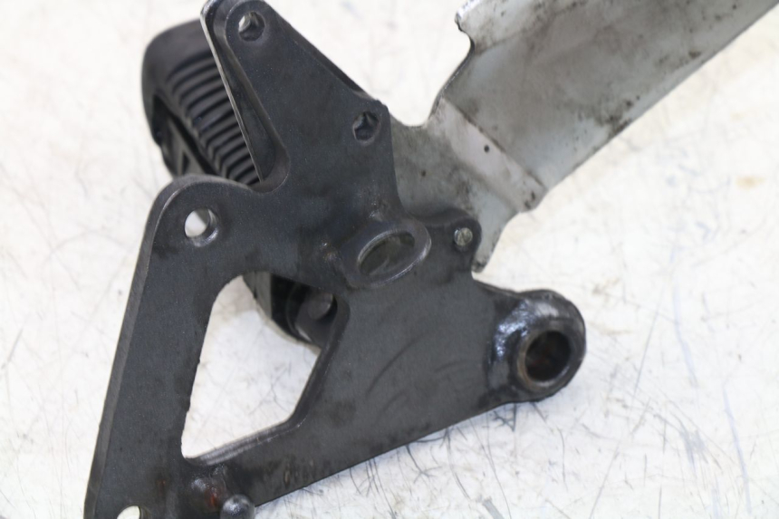 photo de PLATINE CALE PIED AVANT DROIT SUZUKI GS / GSE 500 (1990 - 2000)