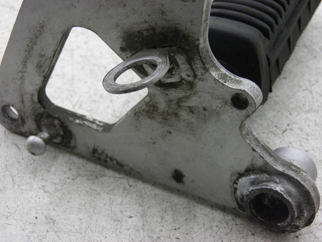 photo de PLATINE CALE PIED AVANT DROIT SUZUKI GS GSE 500 (2001 - 2003)