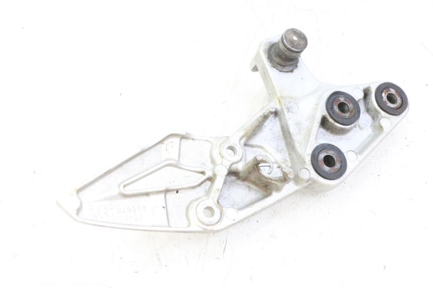 photo de PLATINE CALE PIED AVANT DROIT SUZUKI GSR 750 (2011 - 2017)
