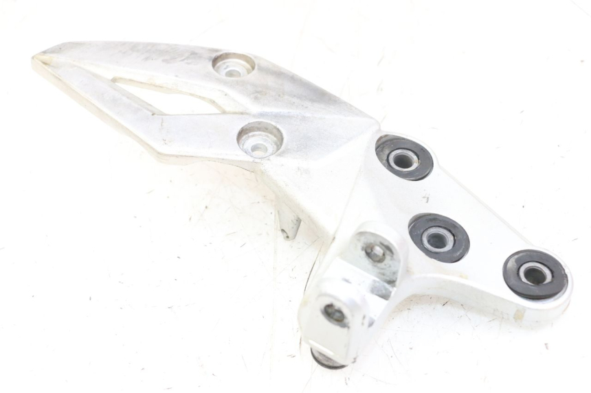 photo de PLATINE CALE PIED AVANT DROIT SUZUKI GSR 750 (2011 - 2017)
