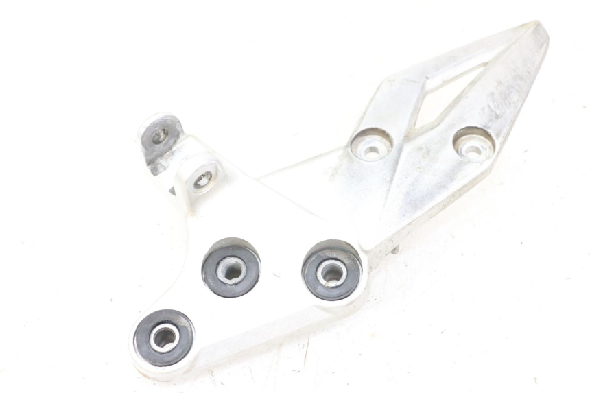 photo de PLATINE CALE PIED AVANT DROIT SUZUKI GSR 750 (2011 - 2017)