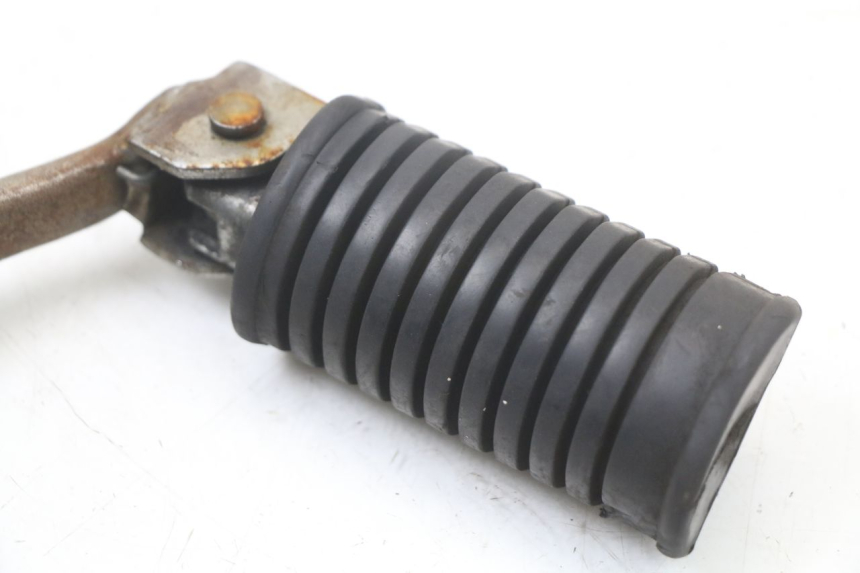 photo de PLATINE CALE PIED AVANT DROIT SUZUKI GSX E 250 (1982 - 1983)