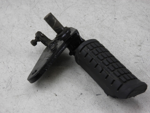 photo de PLATINE CALE PIED AVANT DROIT SUZUKI GZ MARAUDER 125 (1998 - 2004)