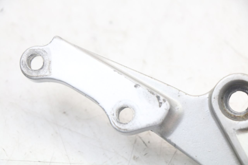 photo de PLATINE CALE PIED AVANT DROIT SUZUKI SV N 650 (1999 - 2002)