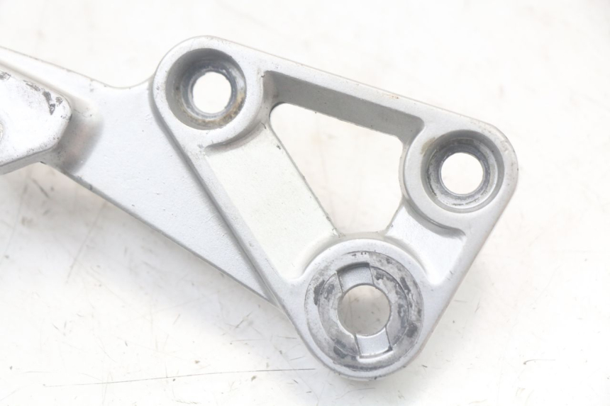 photo de PLATINE CALE PIED AVANT DROIT SUZUKI SV N 650 (1999 - 2002)