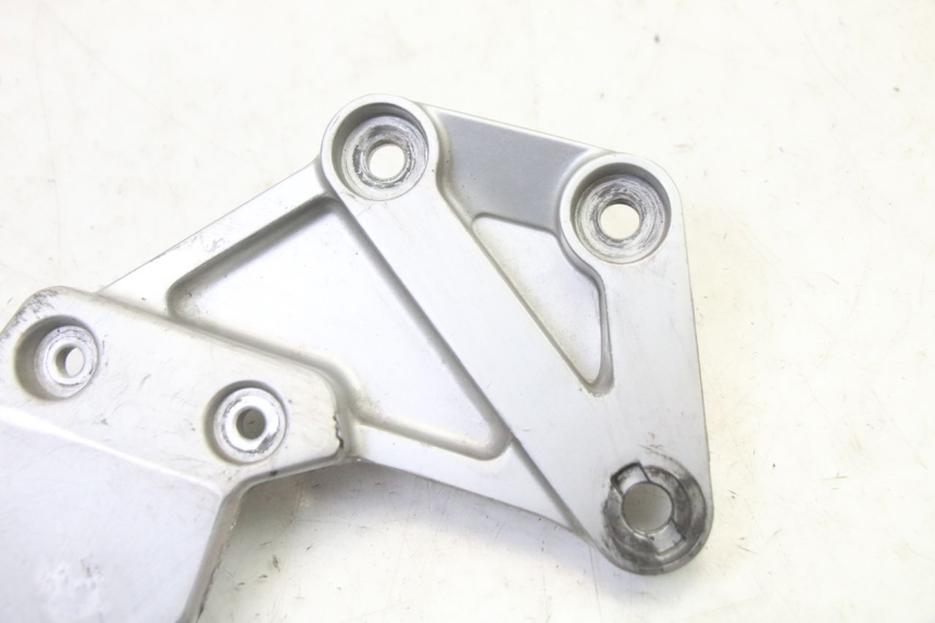 photo de PLATINE CALE PIED AVANT DROIT SUZUKI SV S 650 (2003 - 2009)