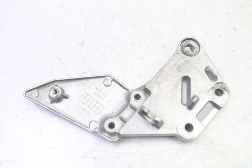 photo de PLATINE CALE PIED AVANT DROIT SUZUKI SV S 650 (2003 - 2009)
