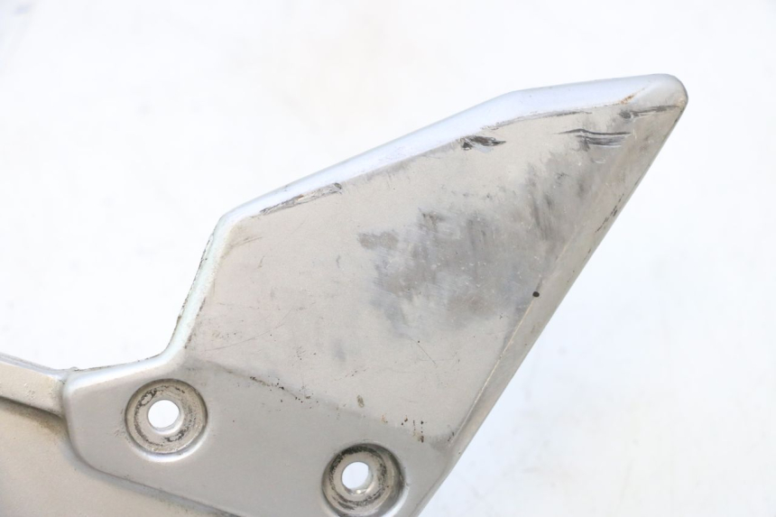 photo de PLATINE CALE PIED AVANT DROIT SUZUKI SV S 650 (2003 - 2009) - Détail de la pièce