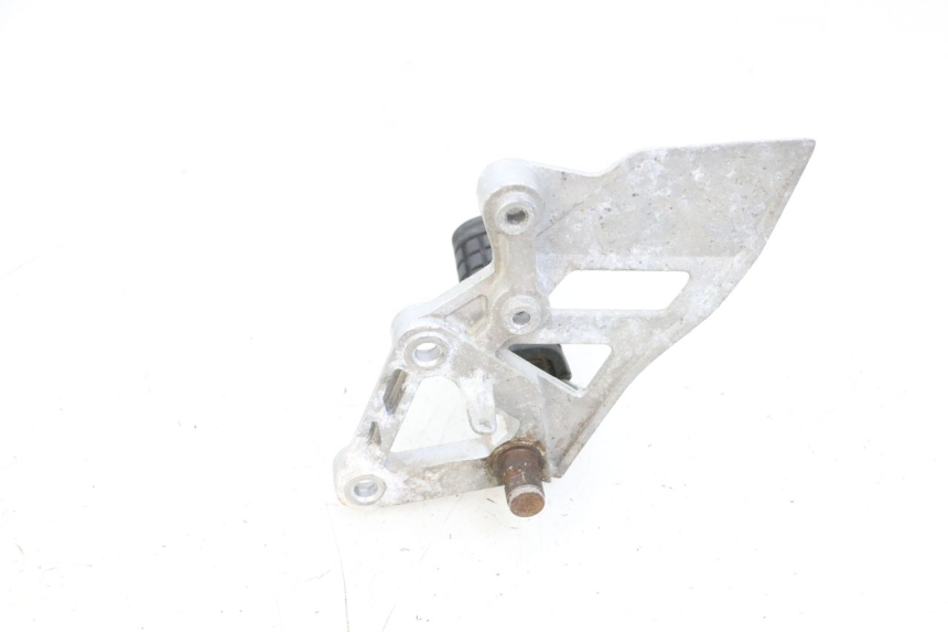 photo de PLATINE CALE PIED AVANT DROIT DAELIM VJ ROADWIN FI 125 (2008 - 2017) - Gros plan technique