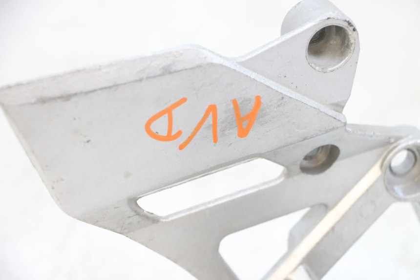 photo de PLATINE CALE PIED AVANT DROIT DAELIM VJ ROADWIN FI 125 (2008 - 2017) - État de surface