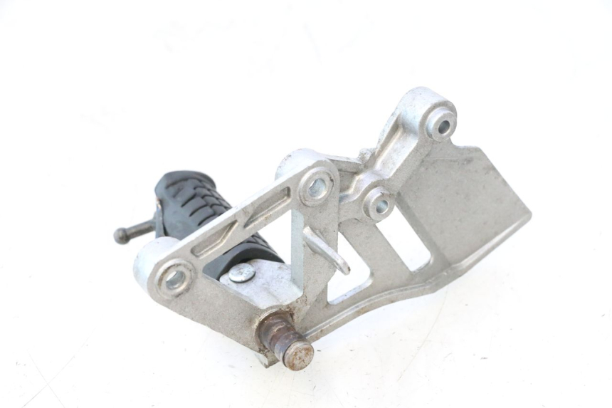 photo de PLATINE CALE PIED AVANT DROIT DAELIM VJ ROADWIN 125 (2004 - 2007) - Autre angle de vue
