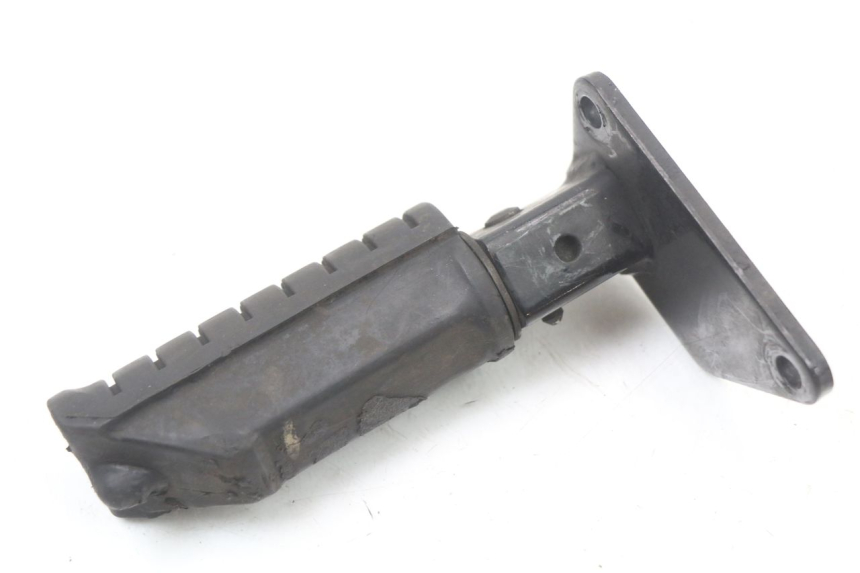 photo de Plaque de support du repose-pied avant droit SUZUKI VL INTRUDER 125 (2004 - 2007) - Autre angle de vue