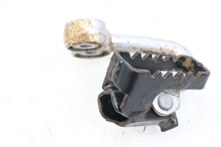 photo de Plaque de support du repose-pied avant droit HYOSUNG XRX 125 (2000 - 2008) - Détail de la pièce