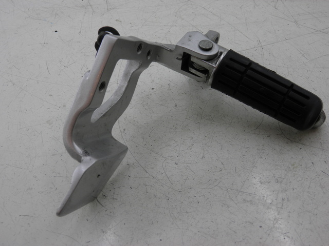 photo de PLATINE CALE PIED AVANT DROIT YAMAHA FJR 1300 (2004 - 2005)