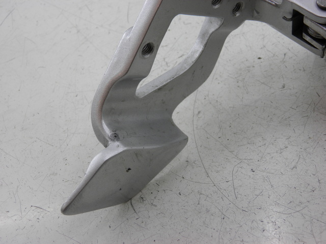 photo de PLATINE CALE PIED AVANT DROIT YAMAHA FJR 1300 (2004 - 2005)