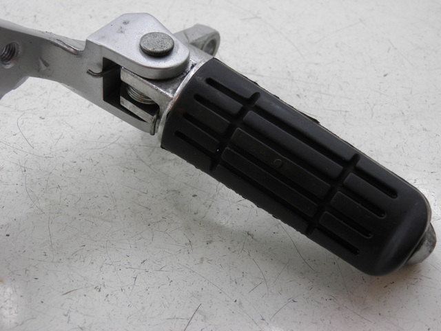 photo de PLATINE CALE PIED AVANT DROIT YAMAHA FJR 1300 (2004 - 2005)